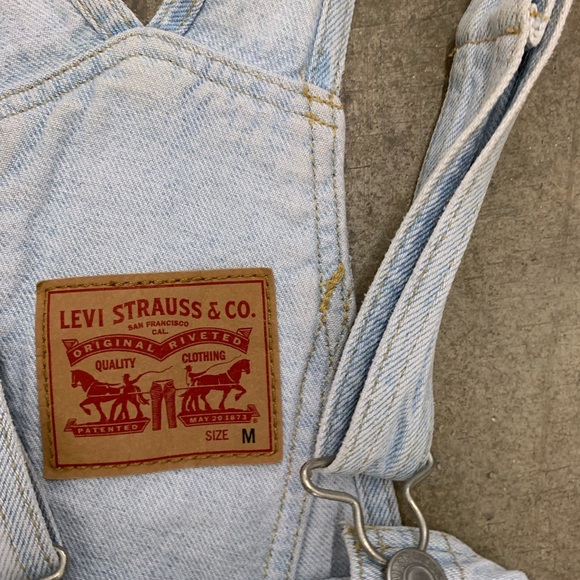 Levi’s wide leg Women's Light Blue Denim Overalls - Picture 3 of 6